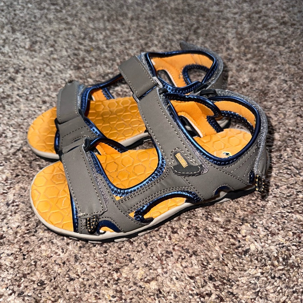 Khombu Kids Sandals in Gray and Yellow